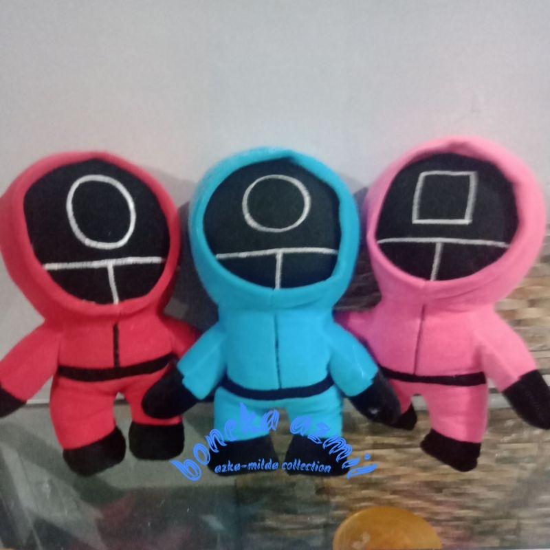 Boneka squid game size m ukuran 32 cm