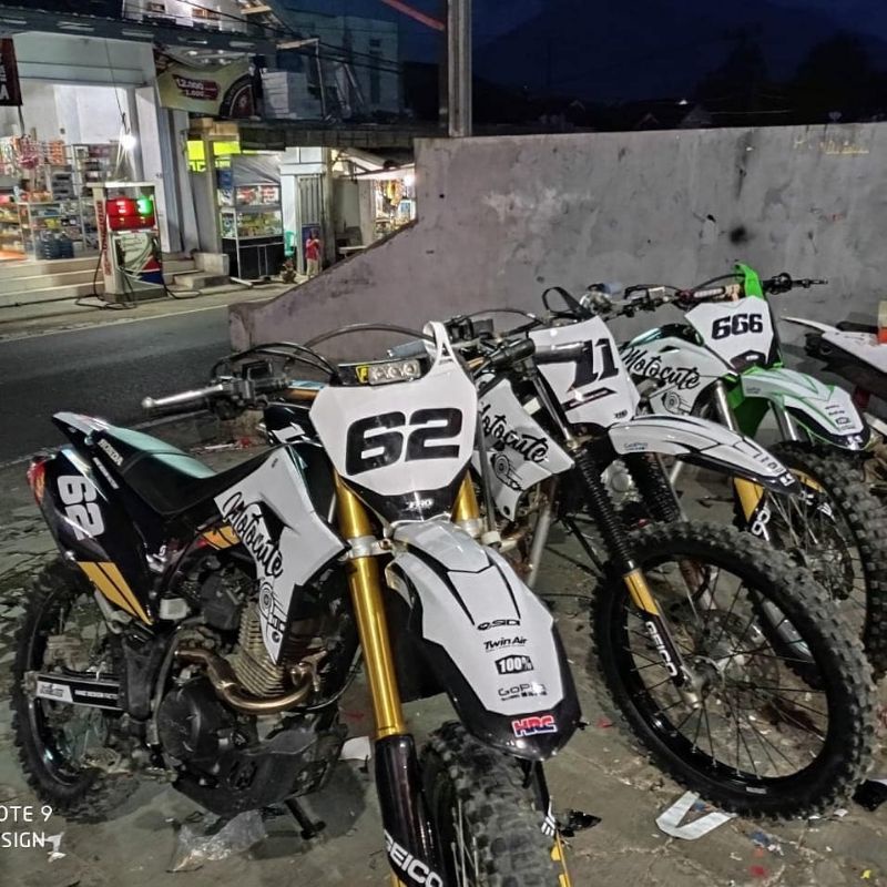 decal Crf warna putih hitam gold