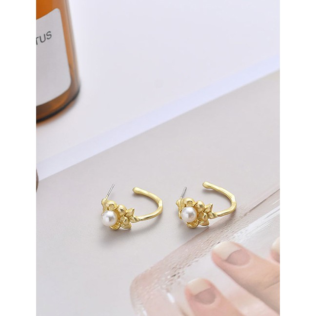 LRC Anting tusuk Fashion Golden Pearl Flower Hollow Metal Earrings D80645