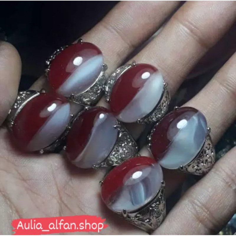 Batu Cincin merah putih.