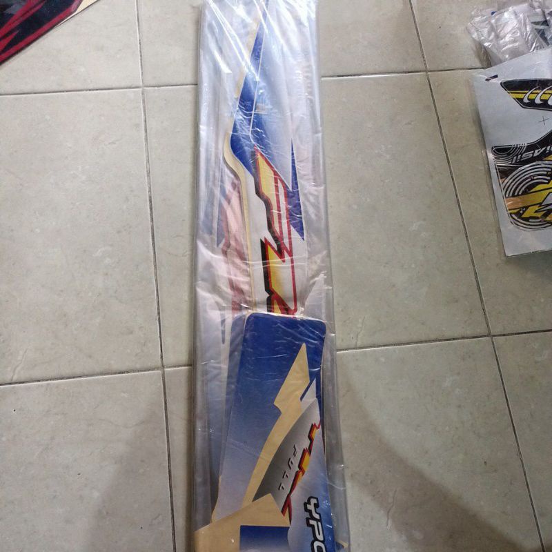 striping stiker les body fiz r 2003 putih biru