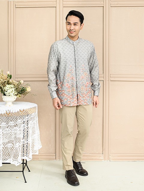 Keenan Shirt in Garden Rose - Wearing Klamby