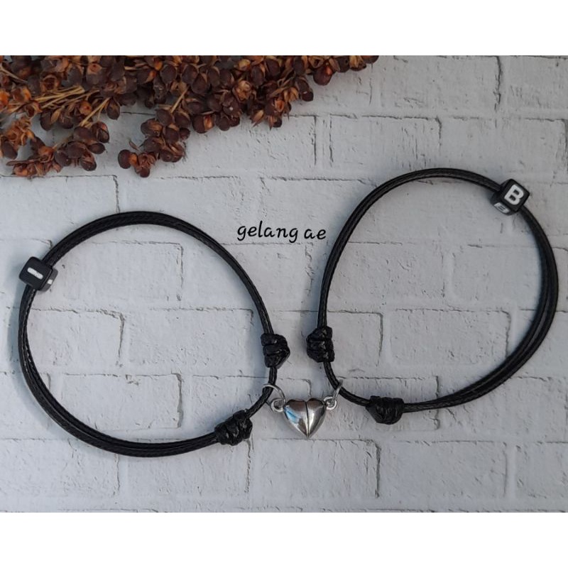 GELANG COUPLE MAGNET LOVE INISIAL HURUF BALOK MONOCHROME DAPAT 2 GELANG
