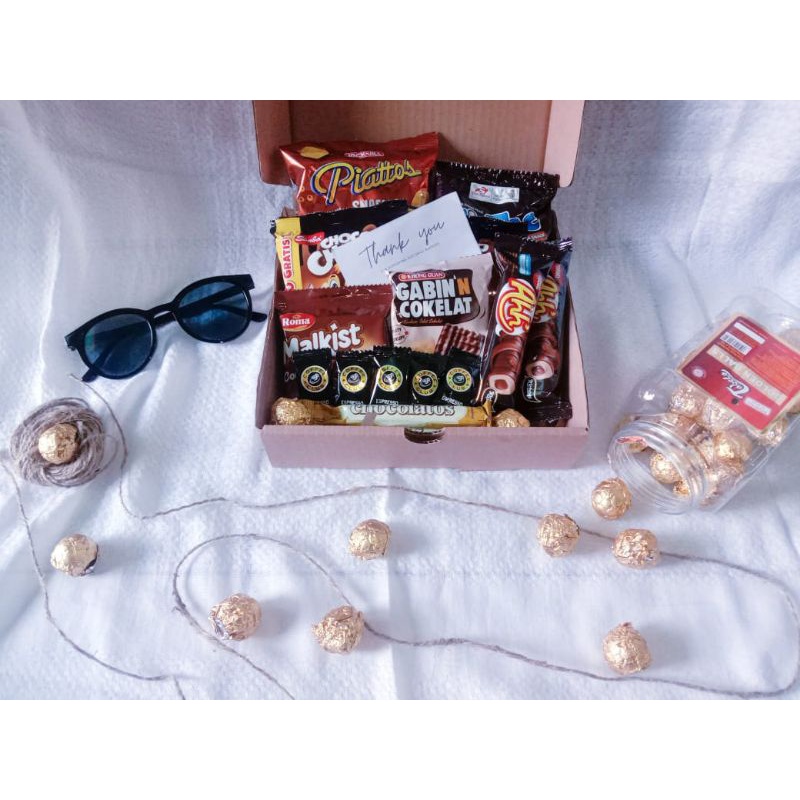 

Gift box | Snack box | Box Snack | Hampers ( wisuda/ulang tahun/anniversary/lebaran)