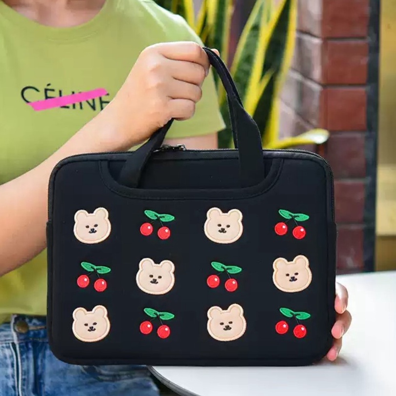 Sleeve Pouch Sarung Tas Bag Case Ipad Tab Tablet Macbook Air Pro Laptop Asus Acer Lenovo HP Huawei 11 12 13 14 15 inch Motif Gambar Beruang Bear Cherry Cery Warna Hitam Merah Black Red Lucu Cute Murah Korean Model Tali Jinjing Banyak Slot Ruang Stationary