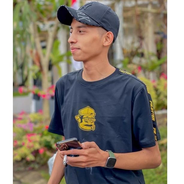 KAOS PILOTTER KARYAWAN TUHAN PILOTTER ORIGINAL "TLG.26Au22ᴾ"