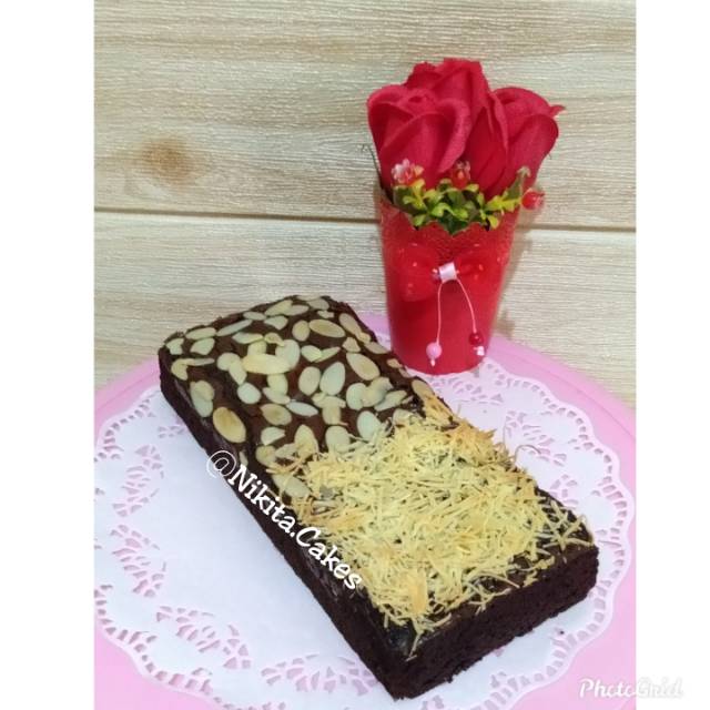 

Brownies Panggang Almond Keju