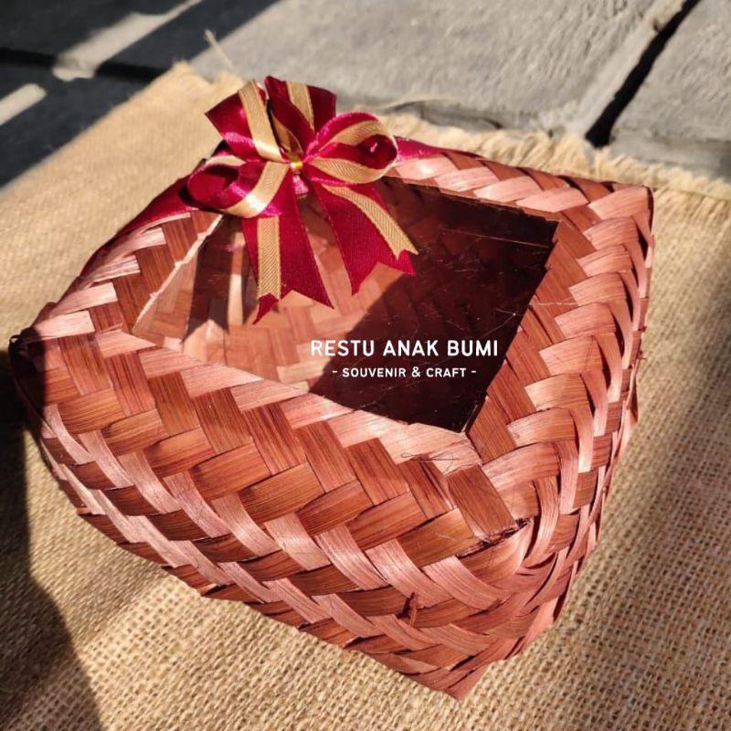 

Promo besek warna plus mika dan pita ukuran 12cm | anyam bambu | wadah | tempat | Snack | food grade | jajanan pasar