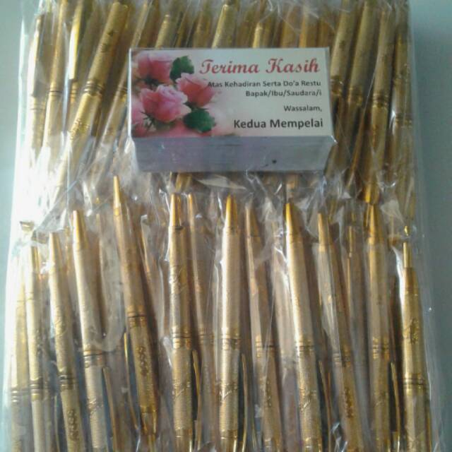 

Souvenir pulpen emas + kartu ucapan