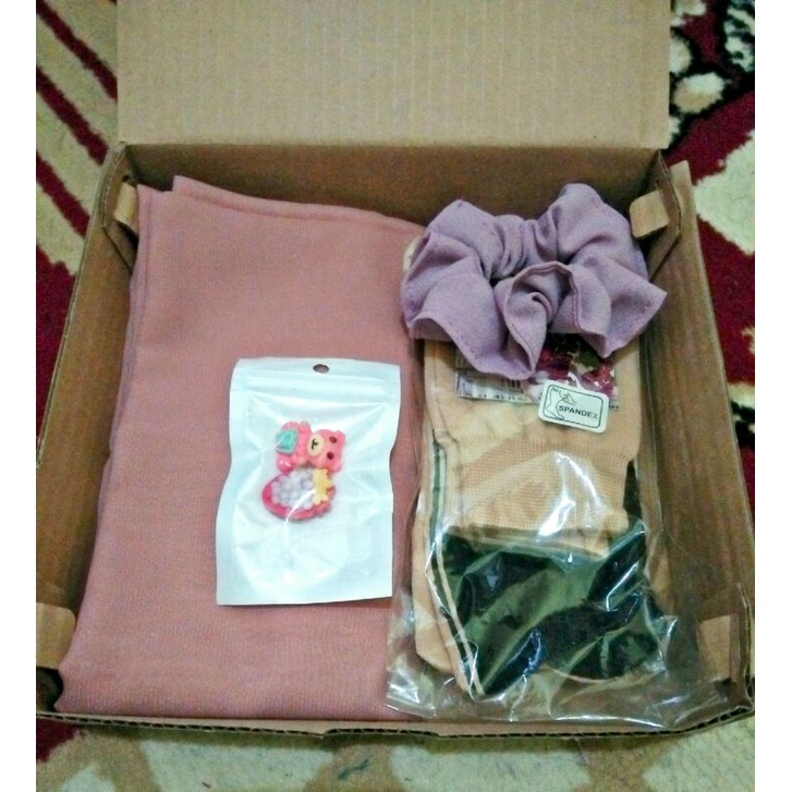 

Hampers/ kado ulang tahun/ kado wisuda/ kado pernikahan