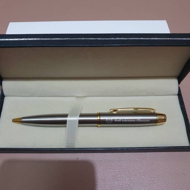 

Pulpen Promosi / Pulpen Eksklusif / Pulpen Parker Sonnet Tw Ss GT ( Klip Emas ) Free Grafir nama