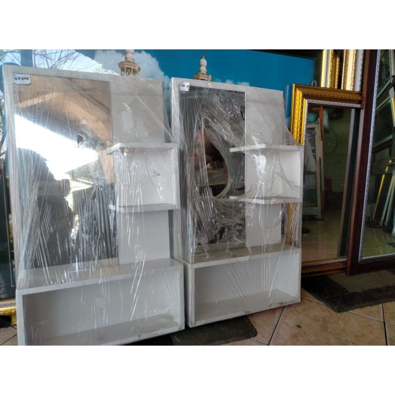 Meja rias dinding