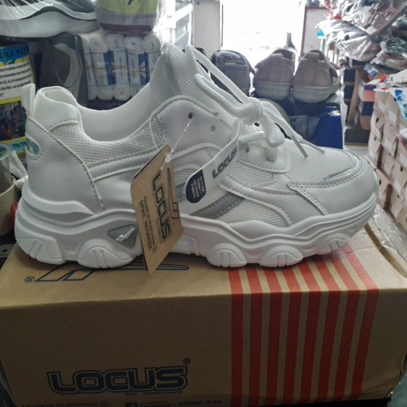Sepatu putih Locus