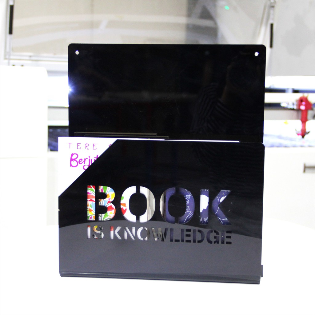 Hanging Book Display Warna Putih dan Hitam