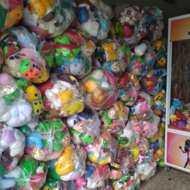 Boneka mesin capit boneka