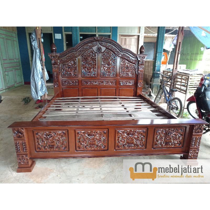 Dipan/tempat tidur ukir Jepara