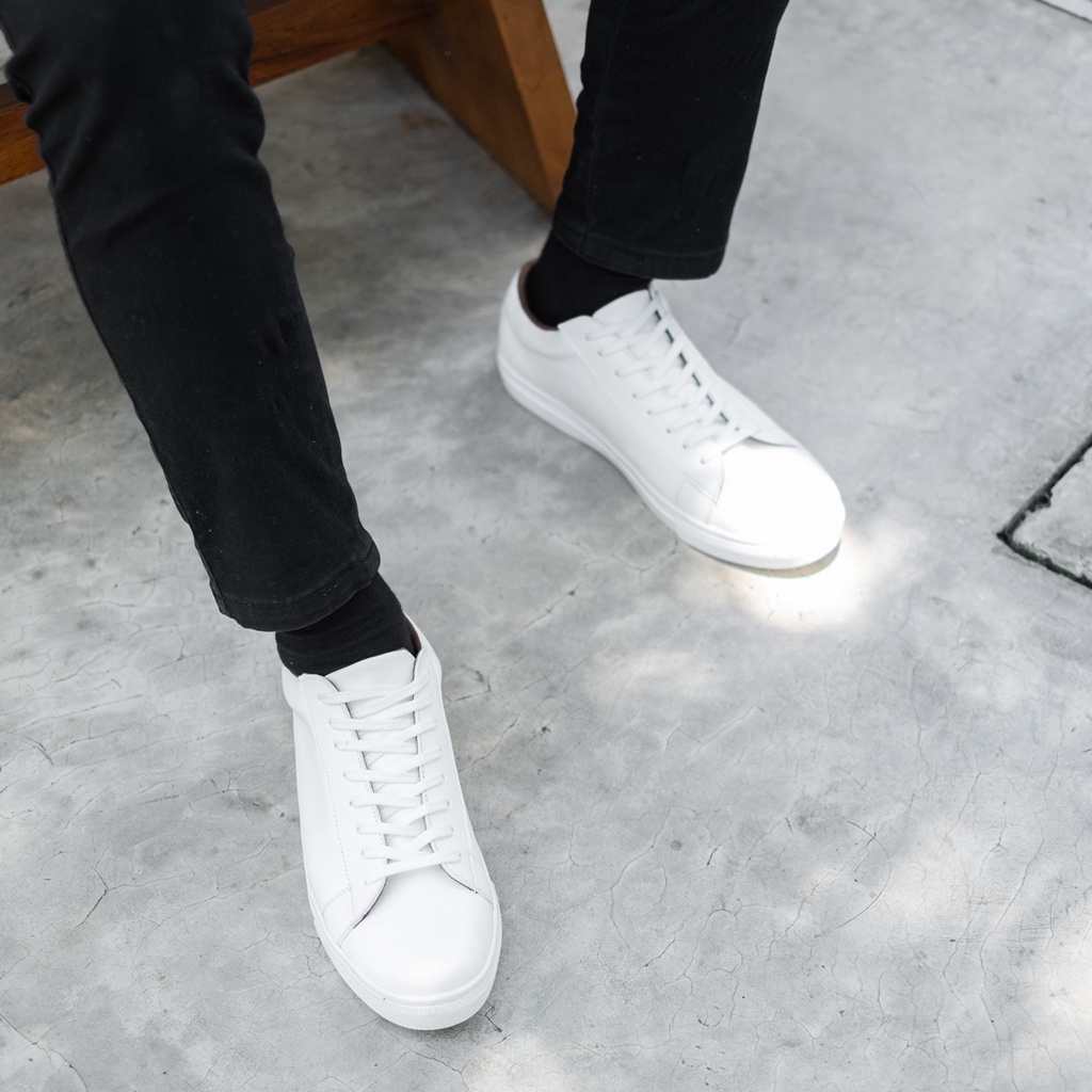 MUZZLE FULL WHITE ORIGINAL x LVNATICA Sepatu Sneakers Putih Polos Pria Kets Tali Casual Jalan Santai Hangout Main Nongkrong Kondangan Sekolah Kuliah Distro Fashion Sport Shoes Semi Kulit Premium Skate Footwear Big Size Jumbo Ukuran Besar 44 Keren Terbaru