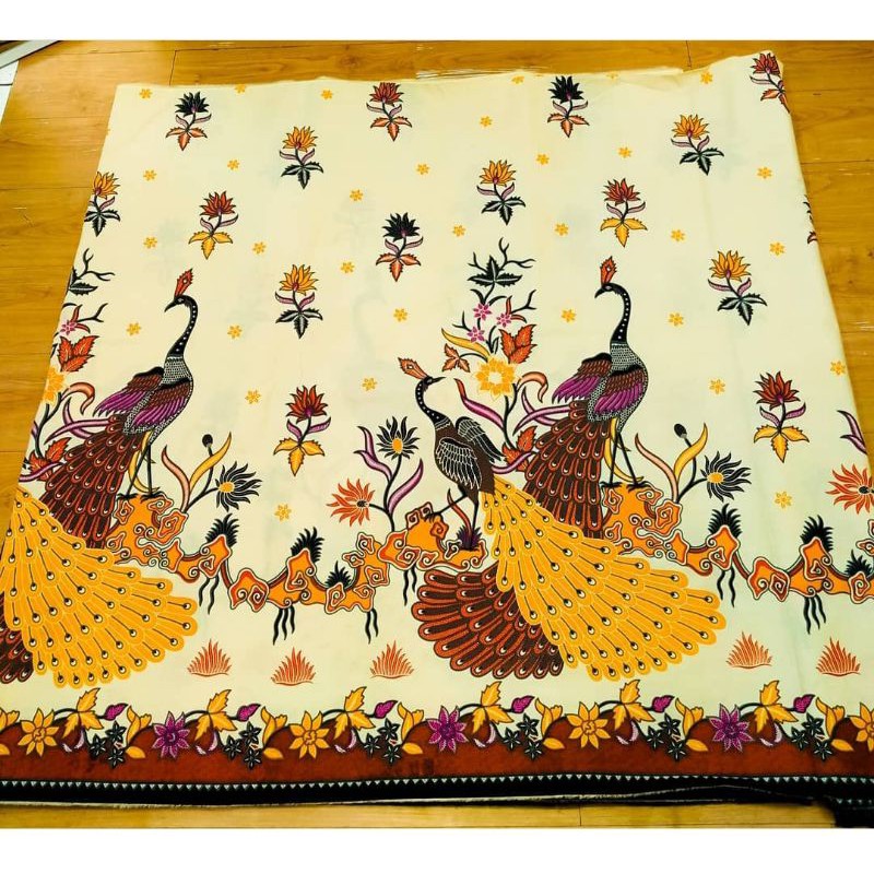 Kain Batik Primisima Solo motif merak warna dasar putih tulang