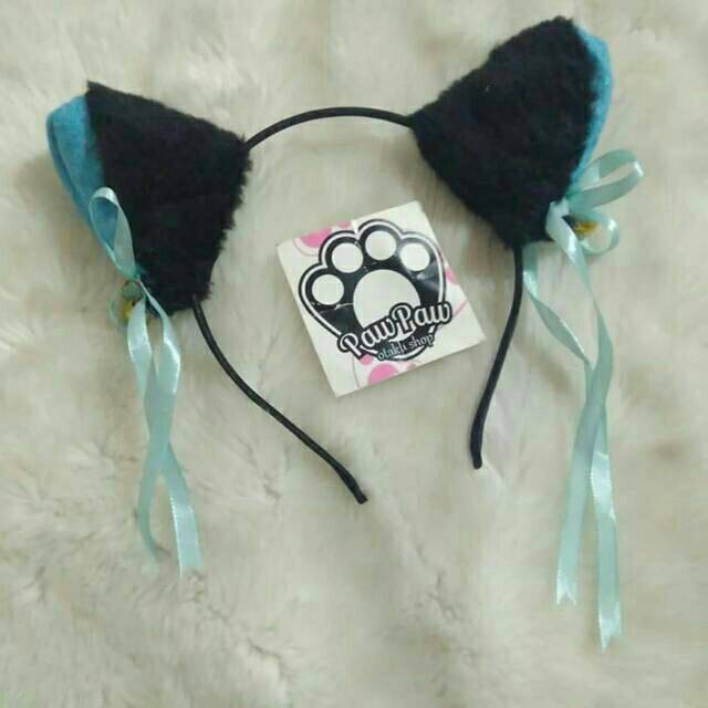 

Bando nekomimi hitam dengan lonceng dan pita warna