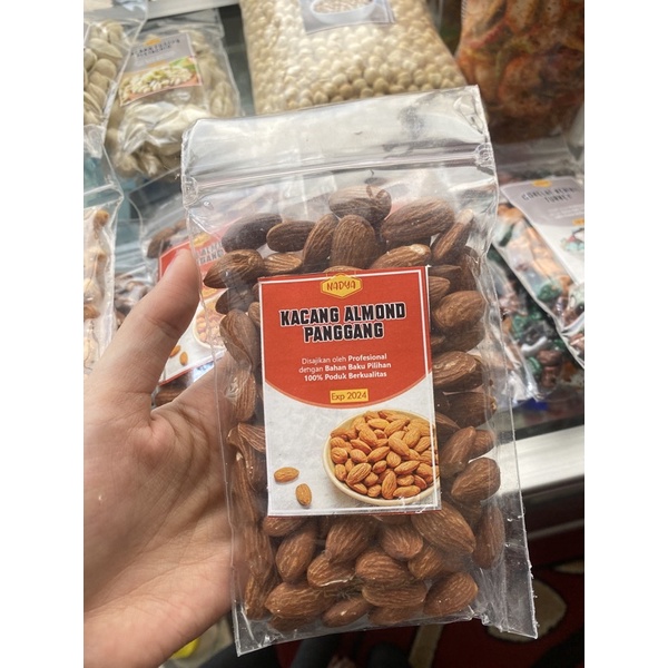 

kacang almond