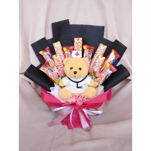 

buket/bucket snack dan boneka (baca deskripsi)