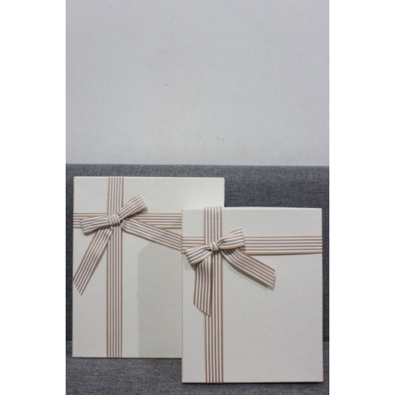 

Box Kado Warna Putih Persegi Panjang dengan Pita Champagne Garis Garis / Gift Box