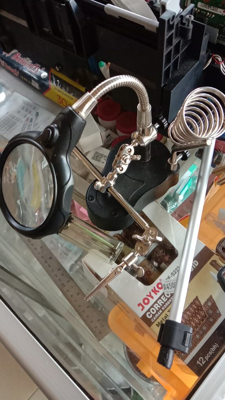 Alat Pegangan Solder Dan Kaca Pembesar
