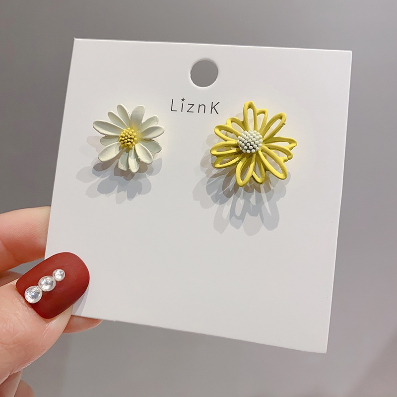 Daisy Flower Earrings Asymmetrical Korean Jewelry Cute Flower Small Stud Earrings For Women Fashion Sweet Earring