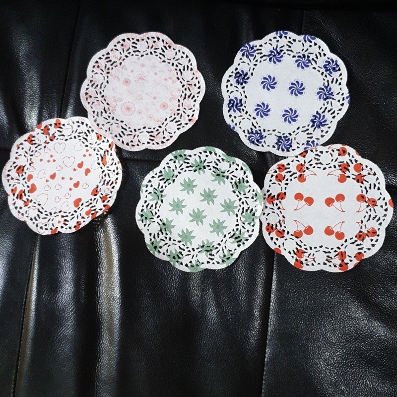 

100 pcs / Kertas renda bulat motif FLORAL MIX uk 5.5”