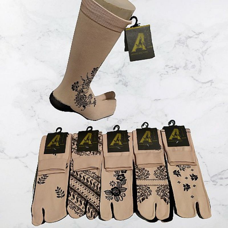 kaos kaki jempol nylon muslimah cream motif henna telapak hitam panjang sebetis