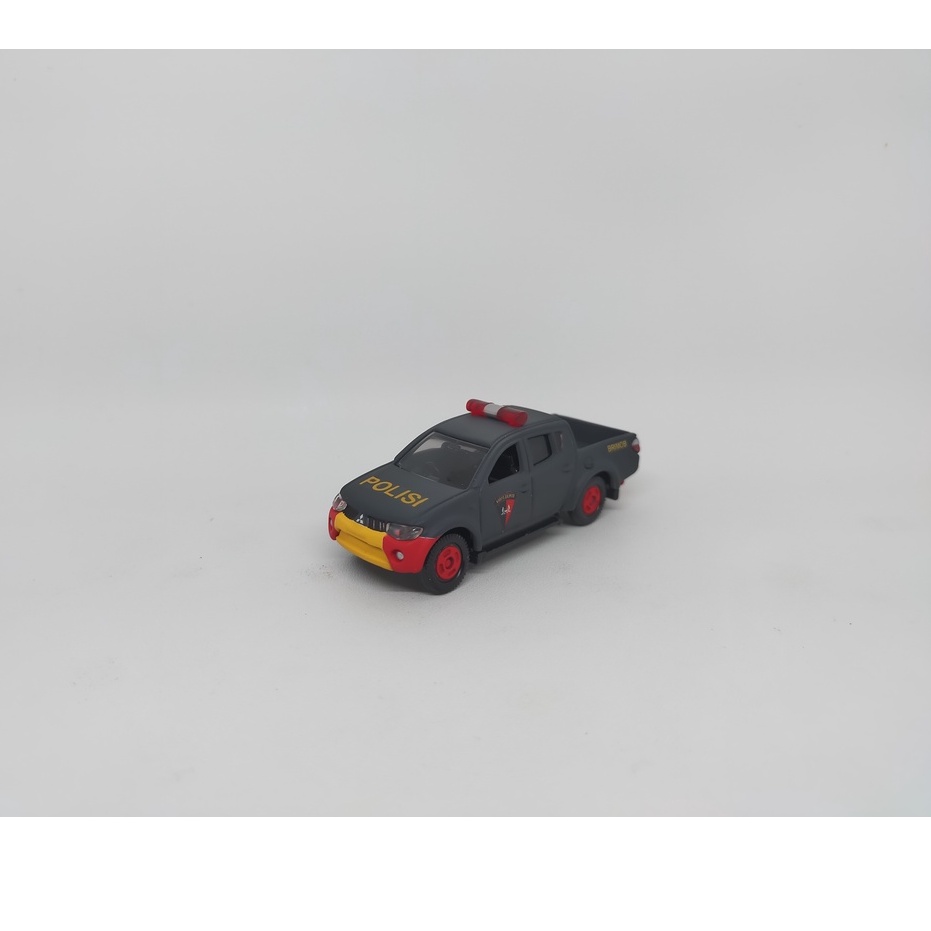 Tomica Mitshubishi Triton Custom Polisi Brimob 64