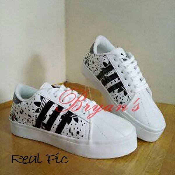 Sepatu.Sepatu putih.Sneakers.Sepatu adidas.Sepatu adidas putih.Fashion