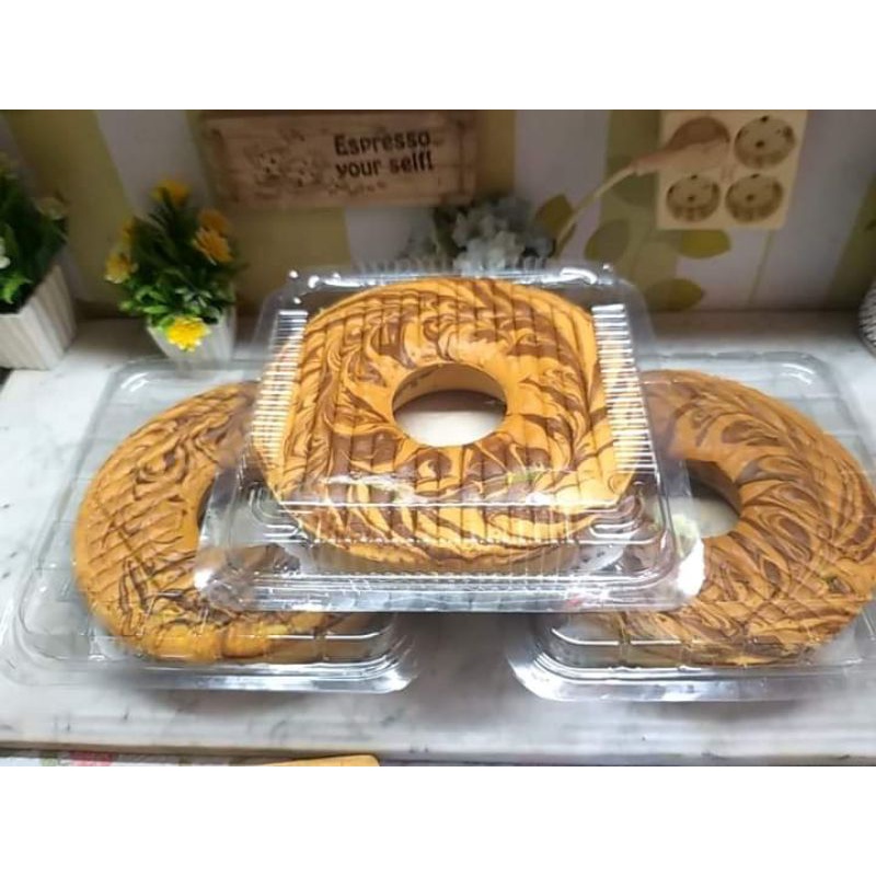 

aneka bolu ,coklat,pisang,ketan,keju,dan lainya..