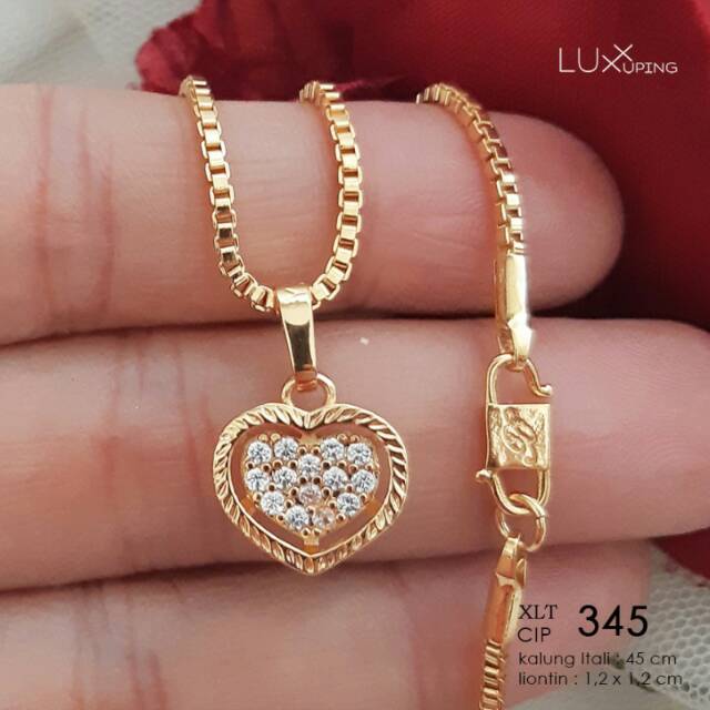 Satu set perhiasan imitasi