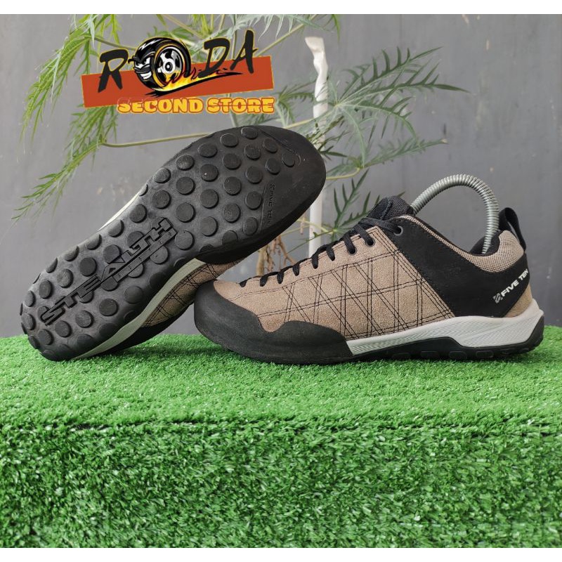 Sepatu Hiking / Sepatu Gunung Five Ten Waterproof Grey Original