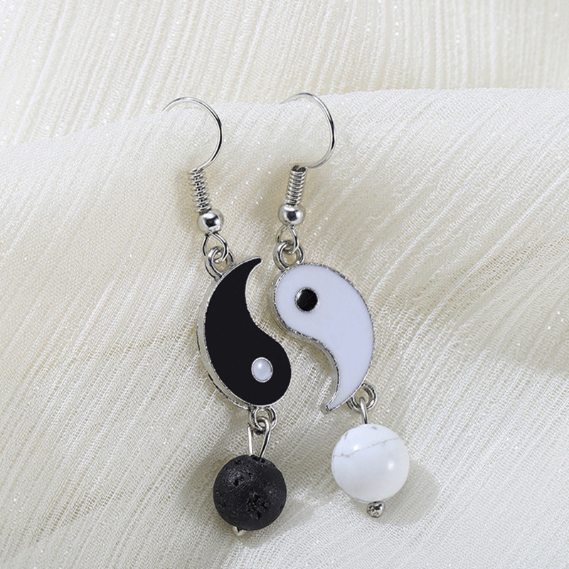 1 Pasang Anting Kait Bentuk Yin Yang Asimetris Bahan Alloy Warna Hitam Putih Gaya China