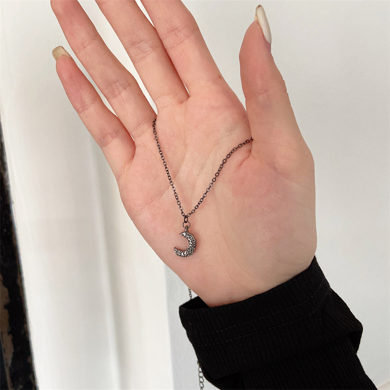 Kalung Choker Rantai Pendek Desain Bulan Warna Hitam Untuk Wanita