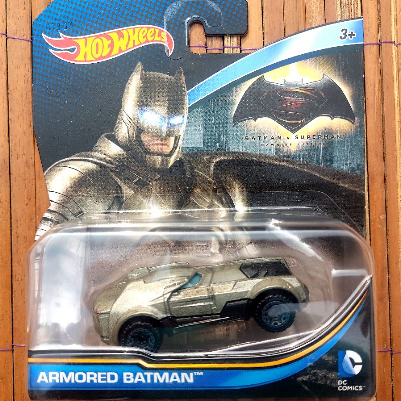 HOTWHEELS BATMAN V SUPERMAN ARMORED BATMAN BATMOBILE - DC
