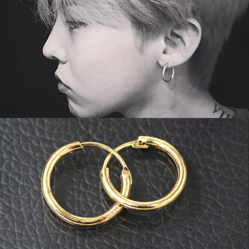 Anting pasangan GD Luhan dengan anting bulat yang sama