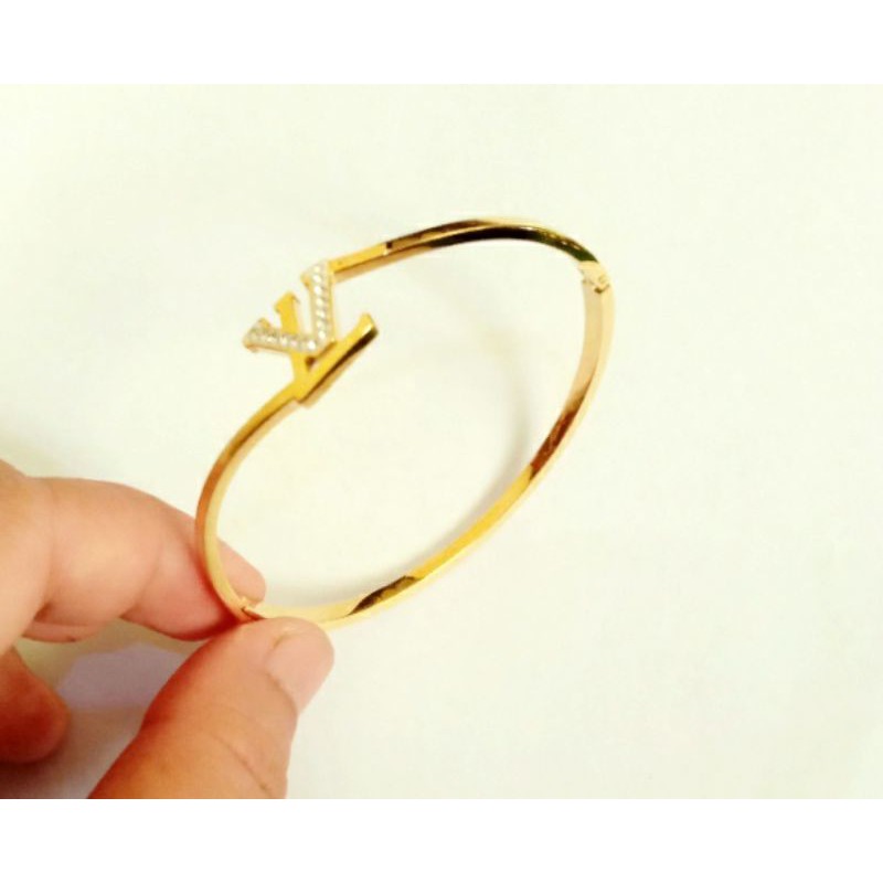 gelang titanium wanita LV