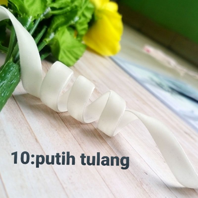 

per rol 15 meter,pita bludru/velvet warna putih tulang lebar 1 cm