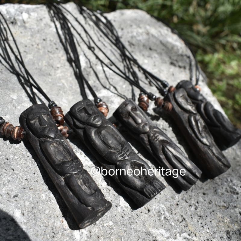 Kalung kayu patung dayak