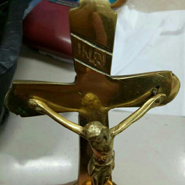 Hiasan Salib Duduk Courpus Yesus Inri Logam Kuningan Alas Besar - 15 Cm
