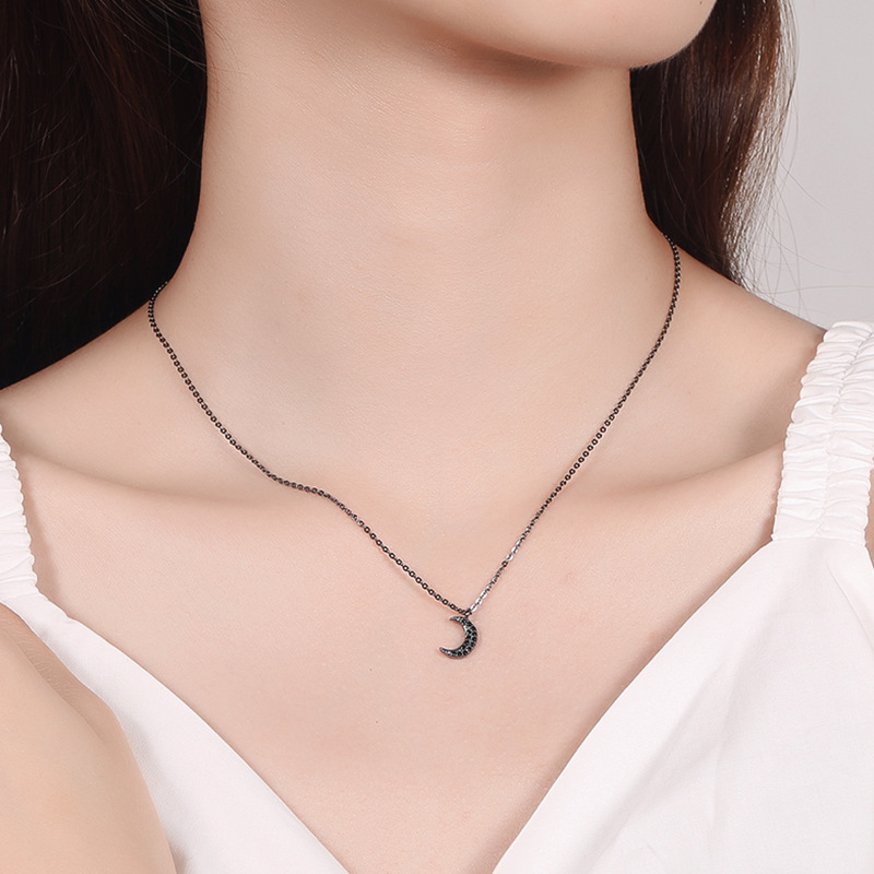 Kalung Desain Bulan Warna Hitam Aksen Berlian Gaya Korea Untuk Wanita