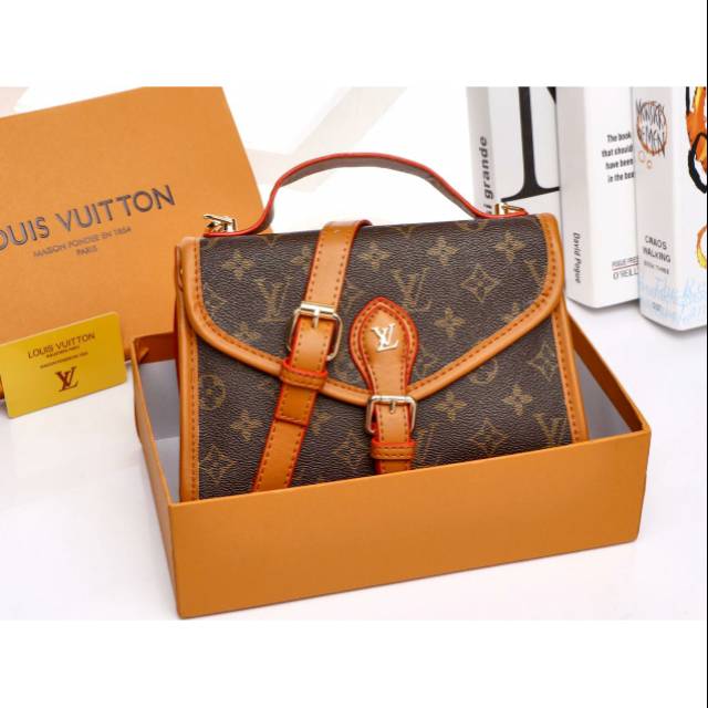 Tas selempang wanita NEW LOUIS VUITTON 
Code : 7705 (WITH BOX)
