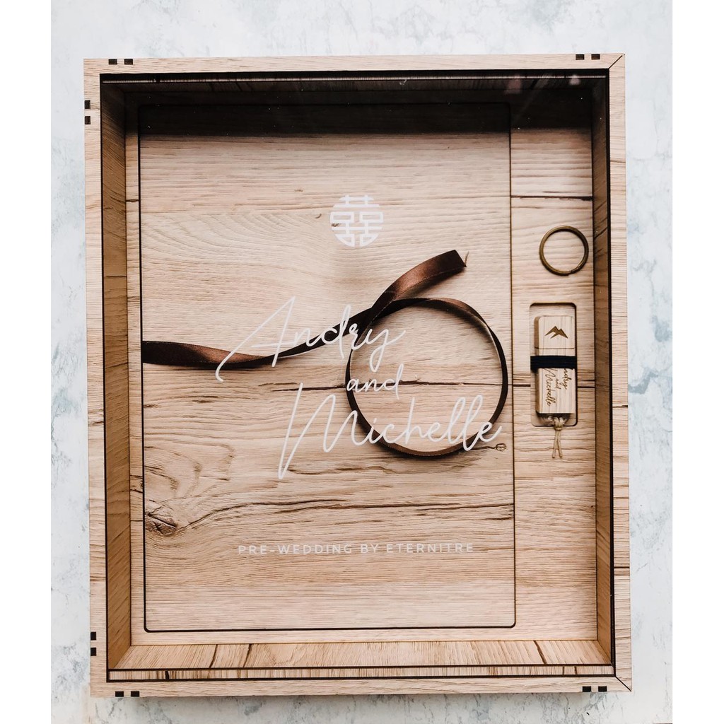 

WOODEN BOX UNTUK ALBUM 20x30 CM + FLASHDISK 16GB 3.0 LEXAR ORI CUSTOM DESIGN BISA LANDCAPE / POTRAIT