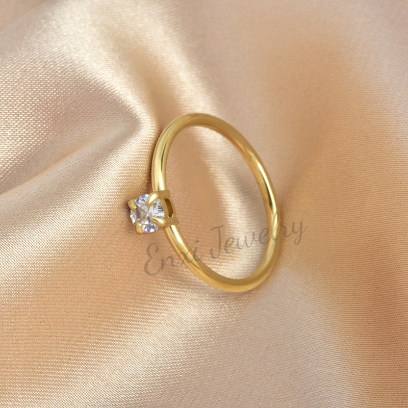 Cincin Emas 18k Bahan Titanium Steel Aksen Berlian Zircon Untuk Pernikahan