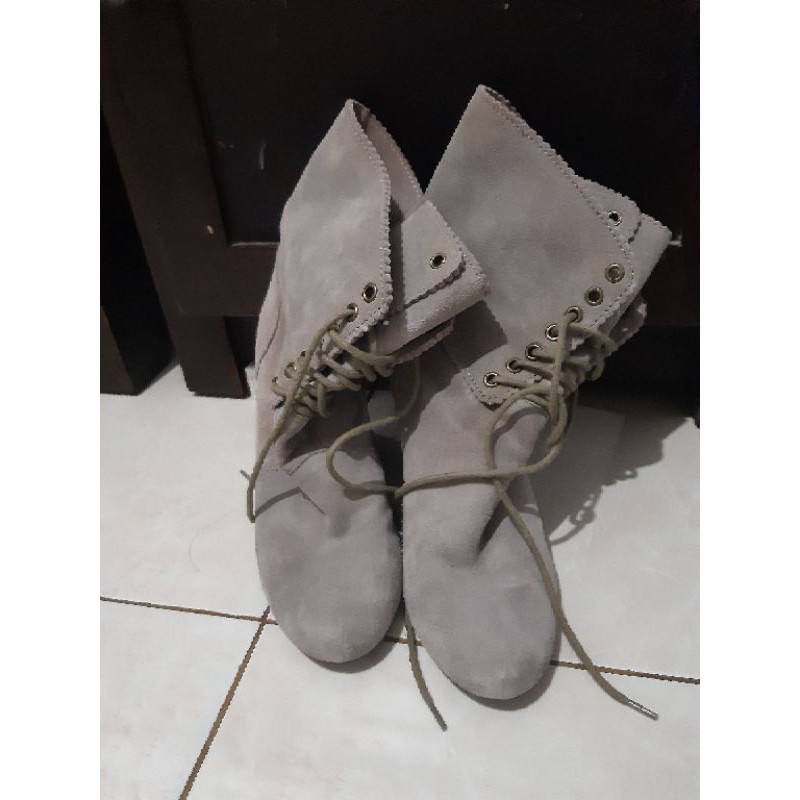 sepatu boots Betsey Johnson