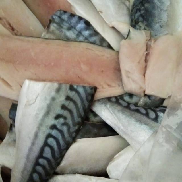 

Filet ikan makarel sehat tanpa duri dan kepala