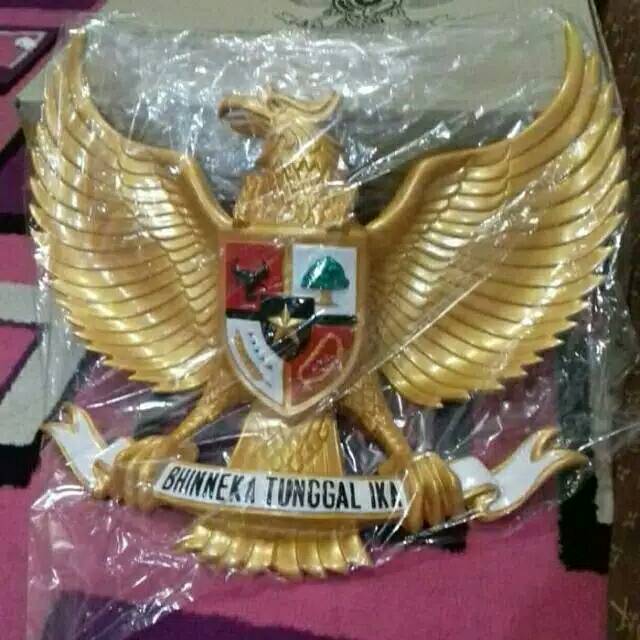 PATUNG LAMBANG GARUDA BAHAN  FIBER
